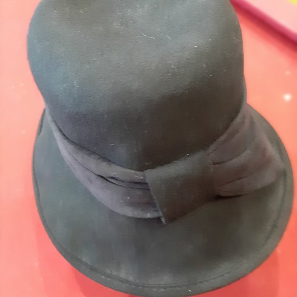 ladies hat - Picture 1 of 2